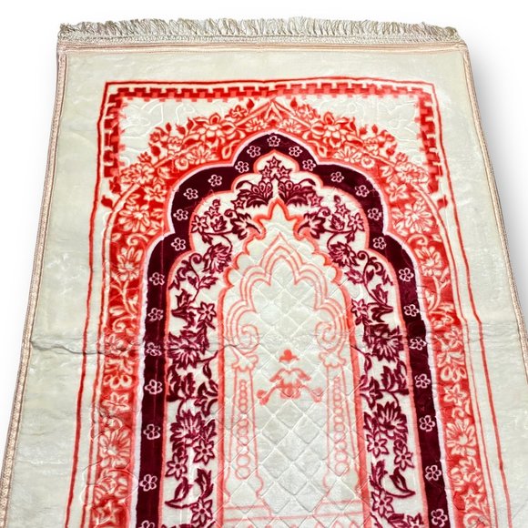 Soft and Cushioned for Islamic Prayers: Portable Prayer Mat - Picture 5 of 7